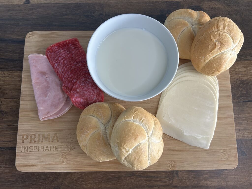 Zapečené kaiserky plněné šunkou, salámem a sýrem – jednoduchá, rychlá a chutná večeře z pár surovin