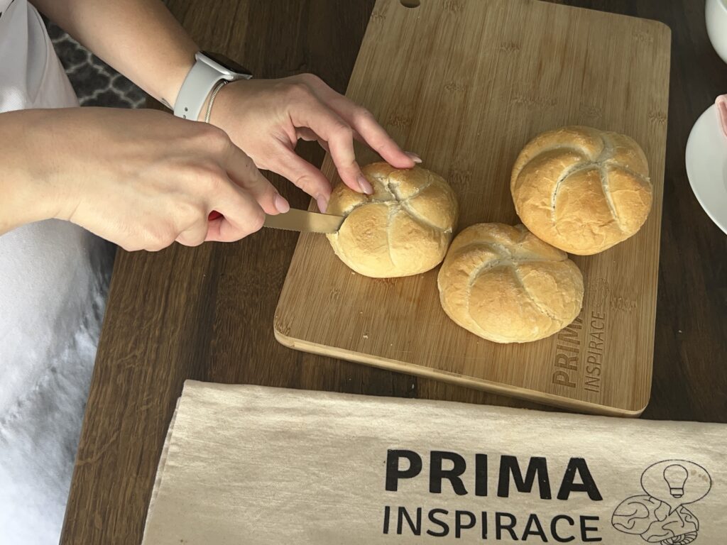 Zapečené kaiserky plněné šunkou, salámem a sýrem – jednoduchá, rychlá a chutná večeře z pár surovin