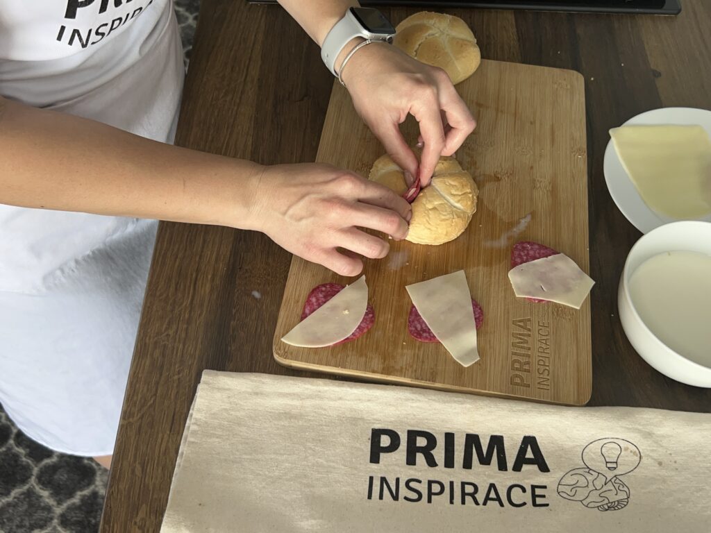 Zapečené kaiserky plněné šunkou, salámem a sýrem – jednoduchá, rychlá a chutná večeře z pár surovin