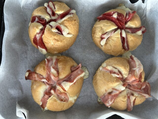 Zapečené kaiserky plněné šunkou, salámem a sýrem – jednoduchá, rychlá a chutná večeře z pár surovin