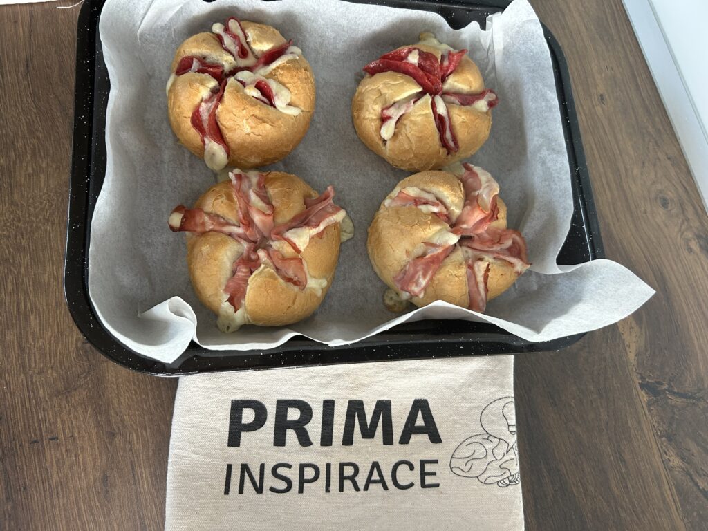 Zapečené kaiserky plněné šunkou, salámem a sýrem – jednoduchá, rychlá a chutná večeře z pár surovin