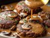 Recept na mleté hovězí steaky s krémovou houbovou omáčkou a bramborovým pyré
