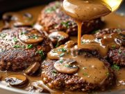 Recept na mleté hovězí steaky s krémovou houbovou omáčkou a bramborovým pyré