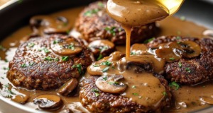 Recept na mleté hovězí steaky s krémovou houbovou omáčkou a bramborovým pyré Recept na mleté hovězí steaky s krémovou houbovou omáčkou a bramborovým pyré