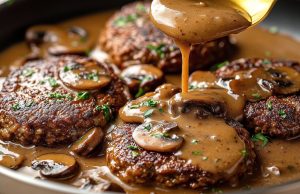 Recept na mleté hovězí steaky s krémovou houbovou omáčkou a bramborovým pyré