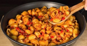 Recept na těstoviny s lilkem, slaninou a houbami v rajčatové omáčce Delikátní těstoviny s lilkem, slaninou a houbami v rajčatové omáčce - voňavý a sytý oběd plný zeleniny