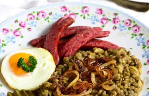 Kyselá čočka na cibulce – tradiční český recept se zálivkou z octa a cibulové jíšky