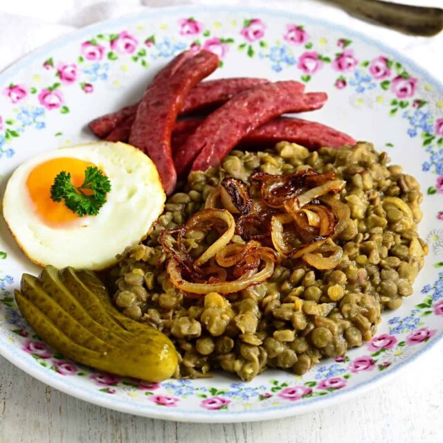 Kyselá čočka na cibulce – tradiční český recept se zálivkou z octa a cibulové jíšky