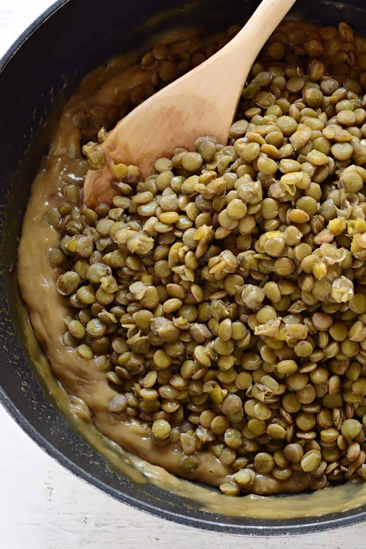 Kyselá čočka na cibulce – tradiční český recept se zálivkou z octa a cibulové jíšky