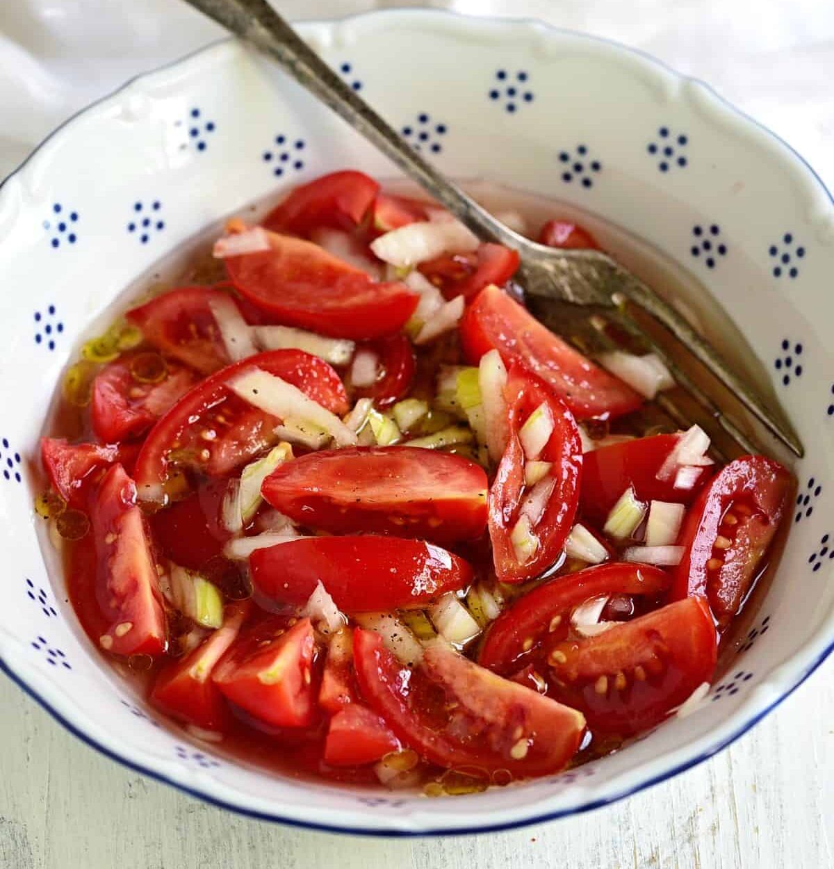 Rajčatový salát s cibulí jako od babičky: Jednoduchý, svěží a hotový za pár minut