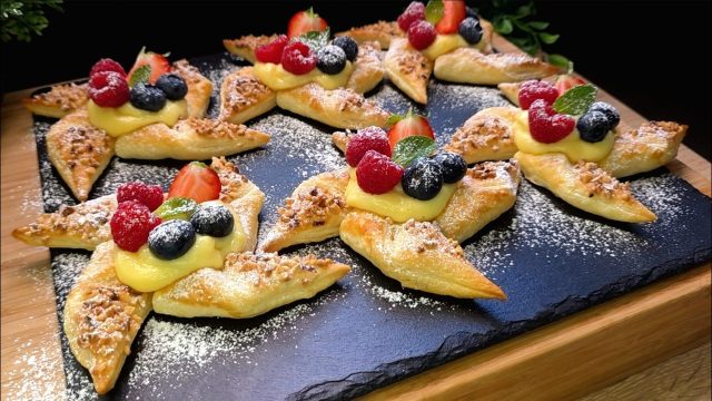 Křehké hvězdičky z listového těsta s vanilkovým pudinkem, ovocem a lískovými oříšky