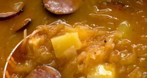 Zelňačka s klobásou a bramborami: Tradiční česká polévka plná chuti