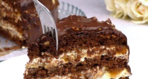 Vláčný SNICKERS dort s karamelem, arašídy a smetanovým krémem Vláčný SNICKERS dort s karamelem, arašídy a smetanovým krémem – nadýchaný, čokoládový a neodolatelný
