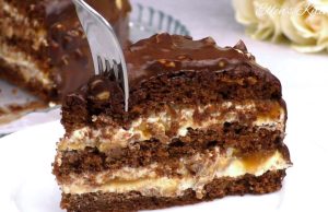 Vláčný SNICKERS dort s karamelem, arašídy a smetanovým krémem – nadýchaný, čokoládový a neodolatelný