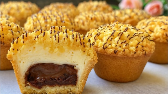 Košíčky s Nutellou, sněhovým krémem a máslovou drobenkou Košíčky s Nutellou, sněhovým krémem a máslovou drobenkou