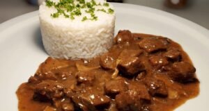 Hovězí kostky v hříbkové omáčce s rýží