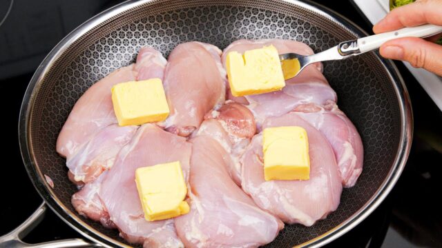 Křupavá kuřecí prsa plněná bylinkovo-česnekovým máslem v panko strouhance Křupavá kuřecí prsa plněná bylinkovo-česnekovým máslem v panko strouhance