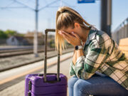 Kontroluje mi telefon. A já se bojím znovu odejít