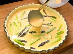 Quiche se zeleným chřestem, cherry rajčátky a červenou cibulkou – recept na slaný koláč Quiche se zeleným chřestem, cherry rajčátky a červenou cibulkou – jemný a elegantní slaný koláč