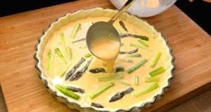 Quiche se zeleným chřestem, cherry rajčátky a červenou cibulkou – recept na slaný koláč Quiche se zeleným chřestem, cherry rajčátky a červenou cibulkou – jemný a elegantní slaný koláč