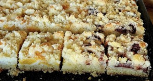 Jemná jogurtová bublanina s ovocem a drobenkou: Recept na vláčný a rychlý moučník