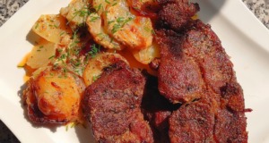 Krkovička na bramborách z jednoho pekáče: Recept na vláčné maso a kompletní večeři bez starostí