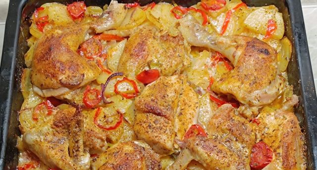 Kuře pečené na bramborách se smetanou – vše z jednoho pekáče Kuře pečené na bramborách se smetanou – vše z jednoho pekáče