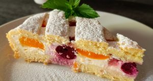Linecký koláč s tvarohem a ovocem: Křehká klasika s letní náplní Linecký koláč s tvarohem a ovocem: vláčný dezert s máslovým těstem