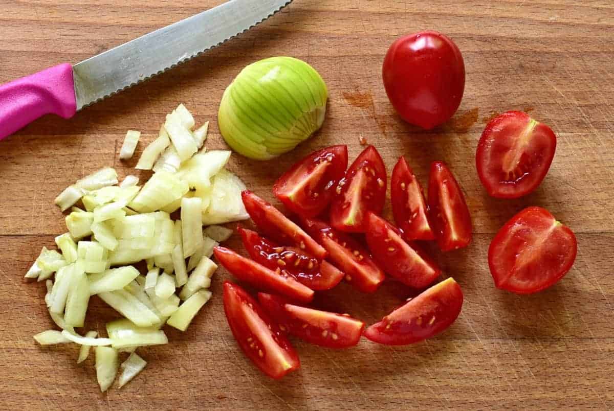 Rajčatový salát s cibulí jako od babičky: Jednoduchý, svěží a hotový za pár minut