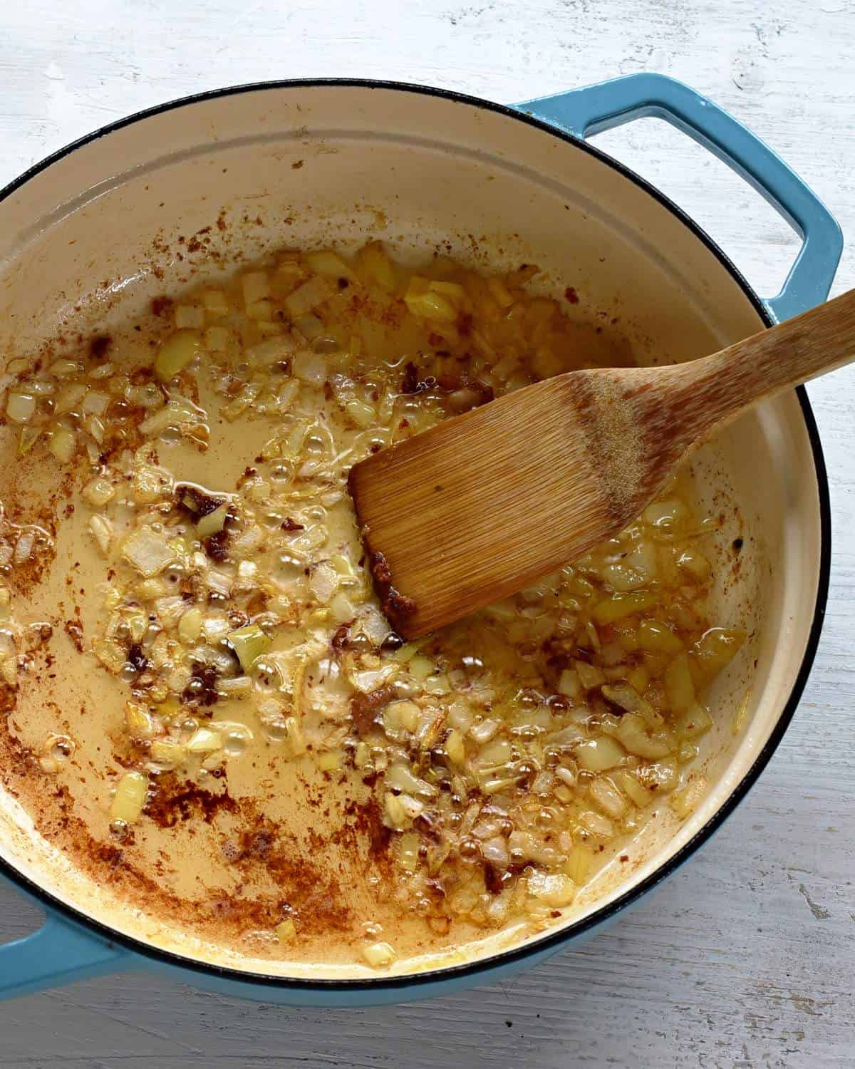 Maďarské kuře na paprice ve smetanové omáčce – šťavnatý recept jako od babičky
