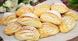 Jemné šátečky s tvarohovou náplní – vláčný a snadný recept Jemné zakysané šátečky s tvarohovou náplní – ideální k odpolednímu čaji nebo šálku voňavé kávy