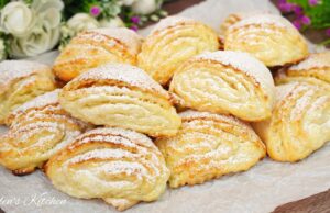 Jemné šátečky s tvarohovou náplní – vláčný a snadný recept Jemné zakysané šátečky s tvarohovou náplní – ideální k odpolednímu čaji nebo šálku voňavé kávy