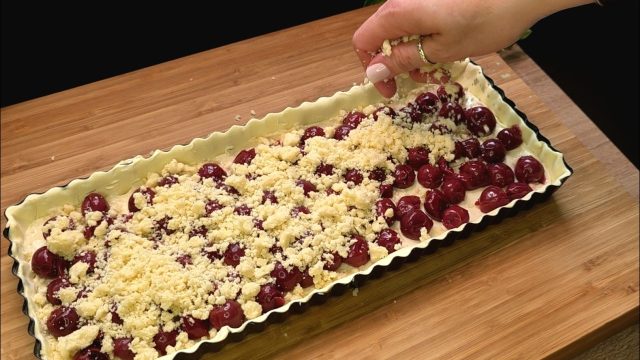 Rychlý třešňový koláč s tvarohovou náplní a máslovou drobenkou