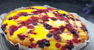 Jednoduchý recept na vynikající dort s lesním ovocem!