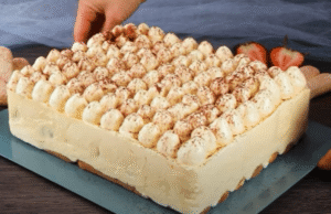 Nepečený jahodový dezert se smetanou – Ideální k odpolední kávě!