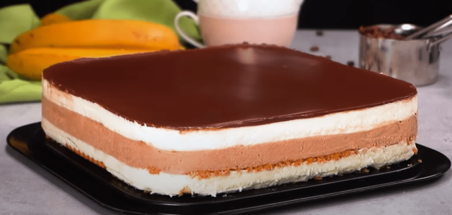 Krémová buchta se sušenkami a čokoládovou polevou