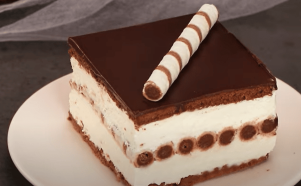 Nepečený oplatkový smetanový dort s mascarpone a čokoládovou polevou Nepečený oplatkový smetanový dort s mascarpone a čokoládovou polevou