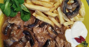 Šťavnatá vepřová krkovice na žampionech s hranolky: Maso, co se rozplývá na jazyku!