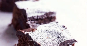 Jednoduché čokoládové brownies: Rychlý a vláčný dezert z hořké čokolády Jednoduché čokoládové brownies z hořké čokolády