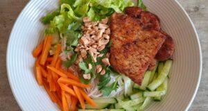 Osvěžující salát z rýžových nudlí s kuřecím masem a zeleninou: Chutná Asie na vašem talíři!