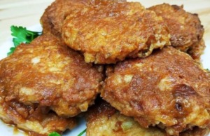 Poctivé sedlácké řízky z cibule a brambor: Levný recept, který chutná i bez masa Smažené cibulové řízky (placičky