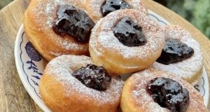 Kynuté šišky s povidly: Recept na nadýchané a tradiční šišky pro každou příležitost Domácí nadýchané šišky (koblihy) jako od babičky – vláčné a zlatavé