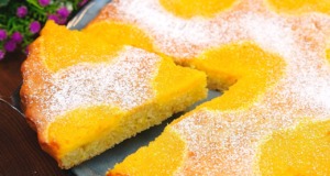 Rychlý citronový koláč s krémem a zakysanou smetanou Rychlý citronový koláč s krémem a zakysanou smetanou