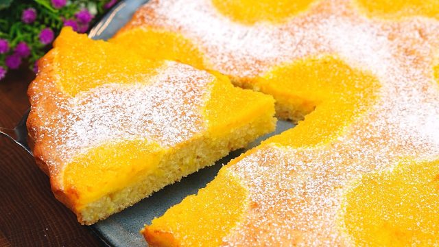 Rychlý citronový koláč s krémem a zakysanou smetanou