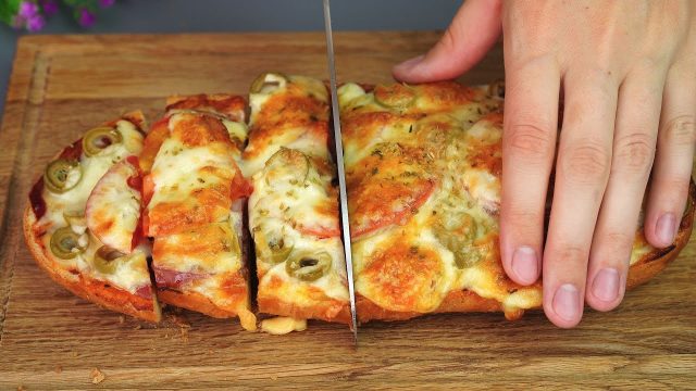 Zapečené bagety se salámem, rajčaty a mozzarellou - recept krok za krokem Zapečené bagety se salámem, rajčaty a mozzarellou - recept krok za krokem