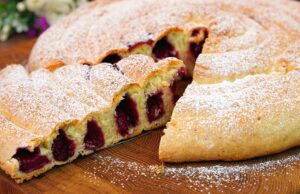 Jemný drobenkový koláč s třešněmi: voňavá klasika s máslovým těstem Jemný drobenkový koláč s třešňovou náplní – ovocná klasika s vůní domova