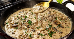 Krémové tagliatelle těstoviny s houbovou omáčkou, mletým masem a petrželkou Krémové tagliatelle s houbovou omáčkou z jíšky, mletým masem a čerstvou petrželkou - chutný oběd nebo večeře plná vůně hub a másla