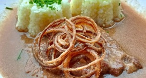 Vídeňská roštěnka s rýží: Recept na klasickou roštěnou s bohatou omáčkou a křupavou cibulkou Pravá vídeňská roštěnka – šťavnaté maso v bohaté cibulové omáčce