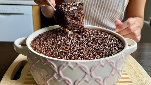 Čokoládový dort z hrnce s krémem a polevou – nadýchaný dezert z trouby krok za krokem