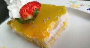 Osvěžující buchta s tvarohem a ovocem: Babiččin recept s nádechem dětství!